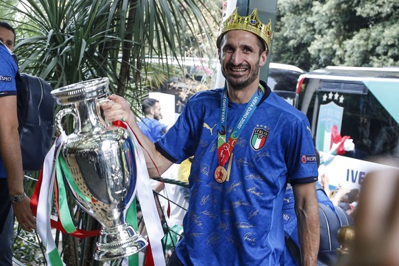epa09339533 Captain of Italy Giorgio Chiellini carries the European Championship trophy after Italy won the UEFA EURO 2020 final soccer match between Italy and England as they arrive in Rome, Italy, 1 ...