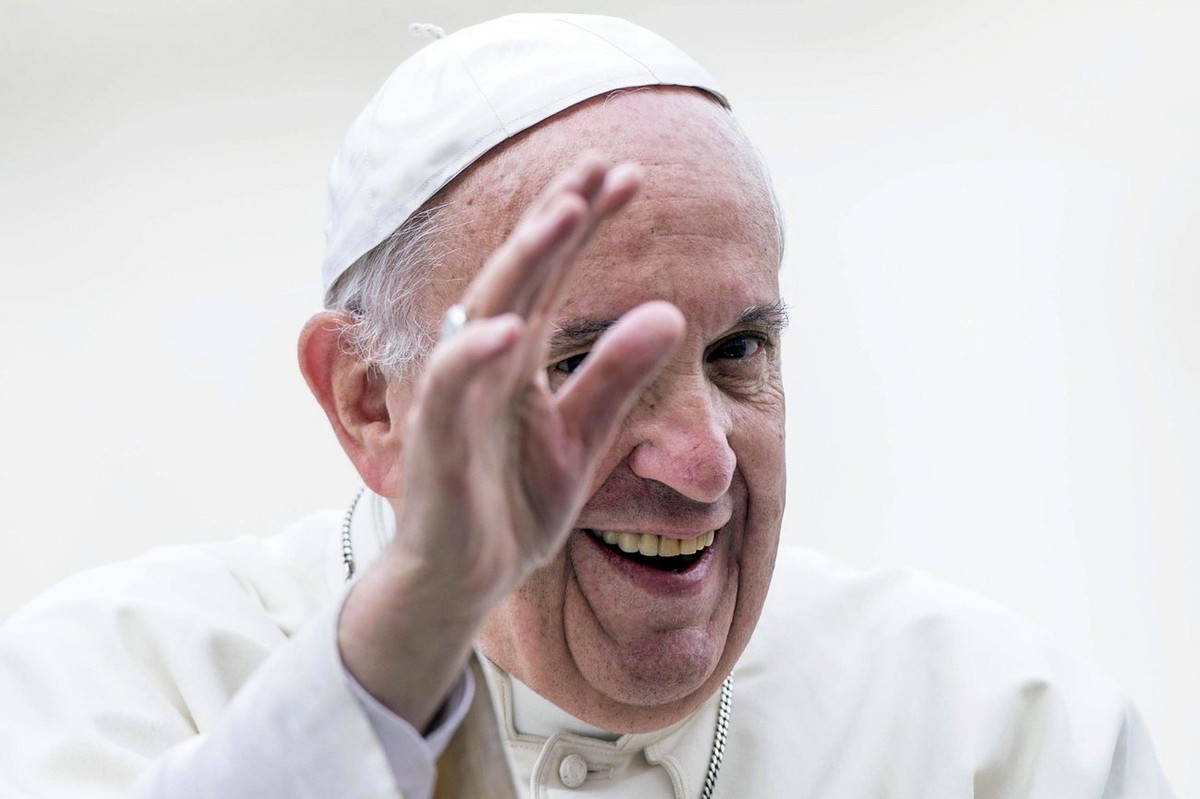 epa05591752 Pope Francis waves to the crowd as he is driven around ahead of his weekly general audience in St. Peter's Square, Vatican City, 19 October 2016. EPA/ANGELO CARCONI