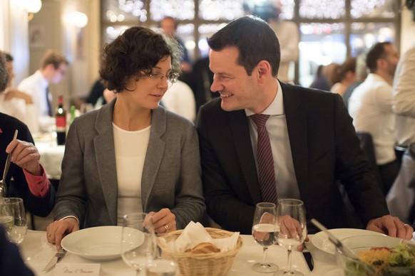 Bundesratskandidat Pierre Maudet, Genfer Regierungsrat, rechts, und seine Frau Catherine, fotografiert anlaesslich eines Abendessen mit der Genfer Delegation, am Dienstag, 19. September 2017 im Entrec ...