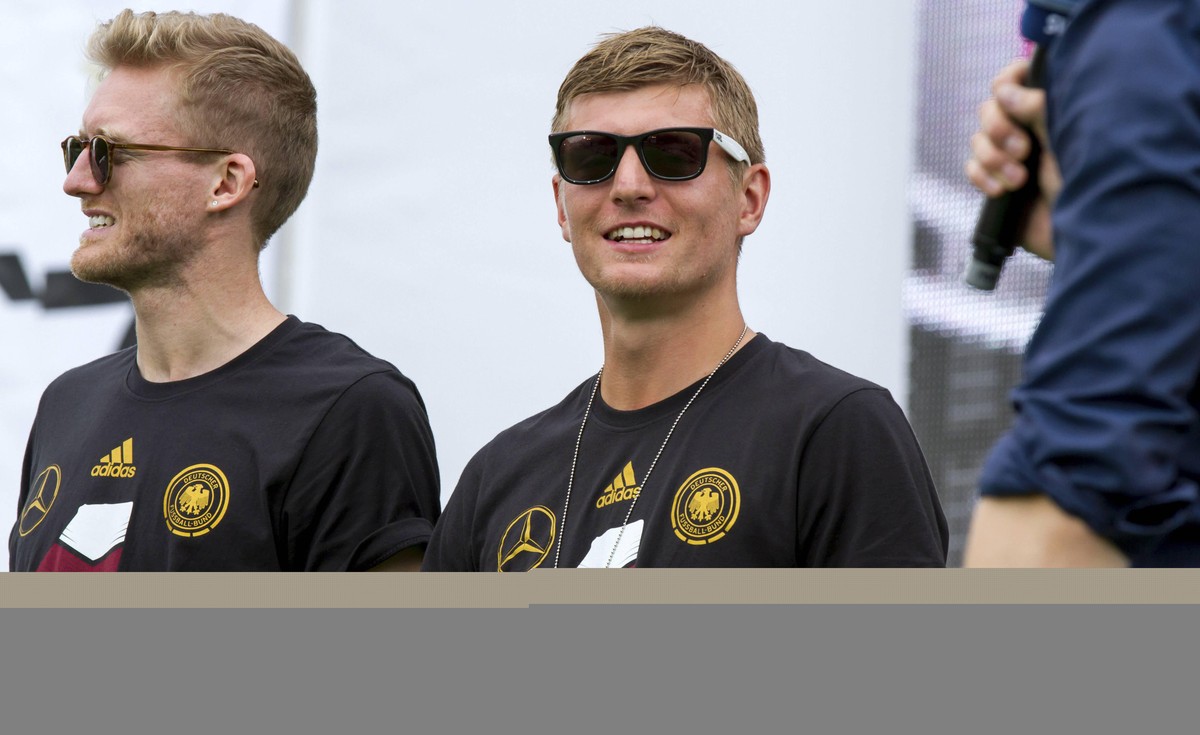 IMAGO / Future Image

Andre Schürrle und Toni Kroos beim Empfang der Deutschen Nationalmannschaft auf der WM-Fanmeile auf der Straße des 17. Juni vor dem Brandenburger Tor. Berlin, 15.07.2014 xM.xGole ...