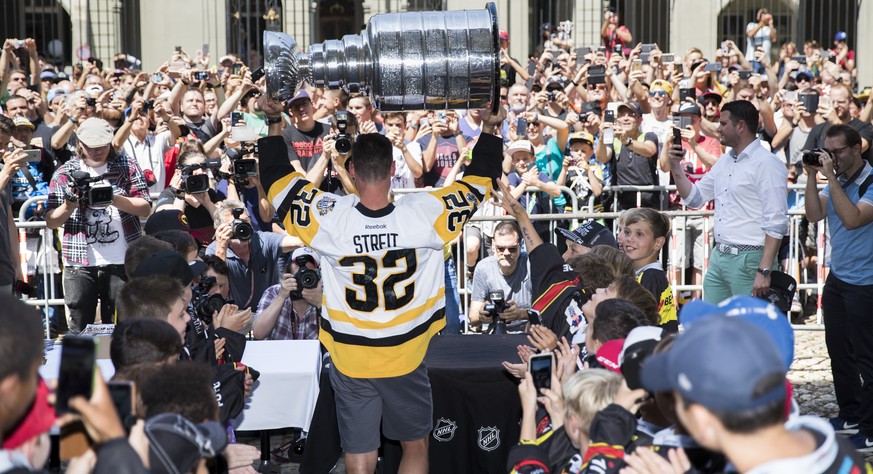 Switzerland&#039;s Mark Streit presents the Stanley Cup trophy to his fans in Bern, Switzerland, August 2, 2017. Streit won the trophy with the Pittsburgh Penguins in 2017. (KEYSTONE/Peter Klaunzer)