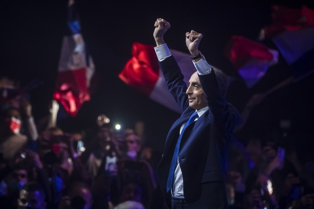 epa09624716 French far-right polemicist and candidate to the 2022 French presidential elections Eric Zemmour arrives to deliver a speech during his first campaign rally after announcing his candidacy  ...