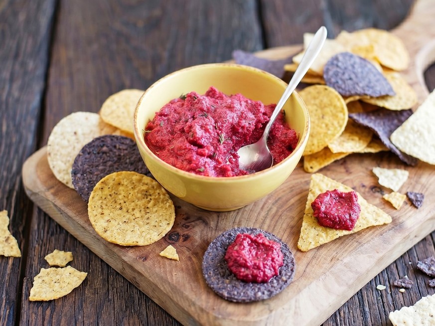 Rote-Bete-Dip! 
https://asset.jamieoliver.com/images/cq7w2e71/production/7bab7c1c4e8b32d7db322278edf28cef8668355a-958x1280.png/46262343?rect=0,2,958,1277&amp;w=640&amp;h=853&amp;fm=webp&amp;q=80&amp;f ...