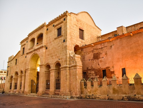 Catedral de Santa Maria la Menor, Dominikanische Republik
https://www.shutterstock.com/de/download/confirm/702285652?src=NxFINePpjz3Cn6HeYMrzBg-1-4&amp;size=medium_jpg