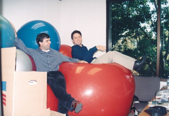 Larry Page und Sergey Brin nach einer Party im Büro.