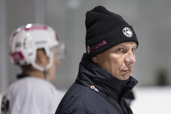 SC Bern Trainer Jussi Tapola, beim ersten offiziellen Eistraining des SC Bern, am Montag, 7. August 2023 in der Trainingshalle der PostFinance Arena in Bern. (KEYSTONE/Peter Klaunzer)