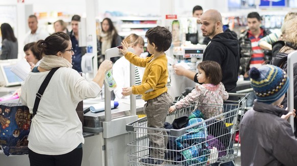 ARCHIV --- ZUM WACHSENDEN DRUCK AUF DEN SCHWEIZER DETAILHANDEL STELLEN WIR IHNEN FOLGENDES BILD ZUR VERFUEGUNG --- Menschen an der Kasse im deutschen Einkaufszentrum Lago ein, am Samstag, 17. Januar 2 ...