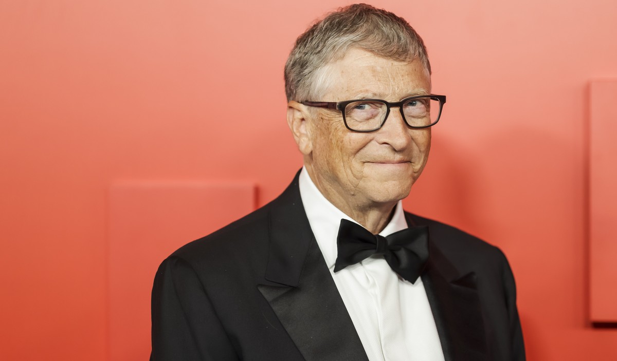 epa10003334 US Businessman Bill Gates poses on the red carpet, for the Time 100 Gala, which is held annually to celebrate the release of the magazine?s list of the '100 Most Influential People in ...