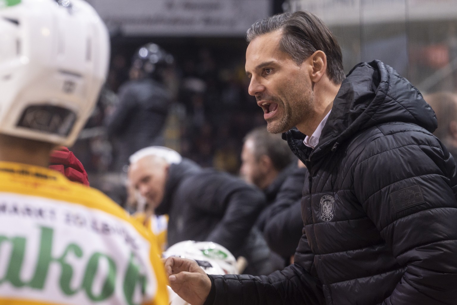 Langnaus Cheftrainer Thierry Paterlini weist seine Spieler an, im Eishockey Qualifikations-Spiel der National League, zwischen dem SC Bern und den SCL Tigers, am Dienstag, 18. Oktober 2022, in der Pos ...