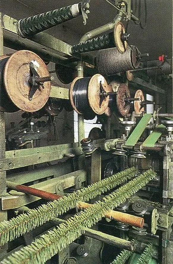 Chenille-Produktion in Mölln, 1980er-Jahre.
https://www.moelln.de/die-eulenspiegelstadt/geschichte-tradition/fotos-des-monats/firmen-und-gewerbebetriebe/die-moellner-chenille-fabrik