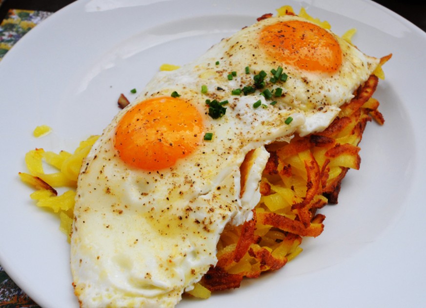 rösti mit spiegelei roesti ei zmorge frühstück essen food schweizerisch schweiz http://www.onlyfood.de/2011/05/alles-gute-zum-muttertag/