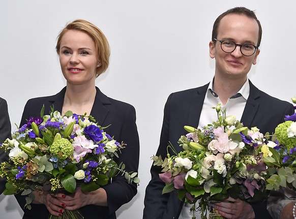 Blumen für die Neugewählten Natalie Rickli (SVP) und Martin Neukom (Grüne).