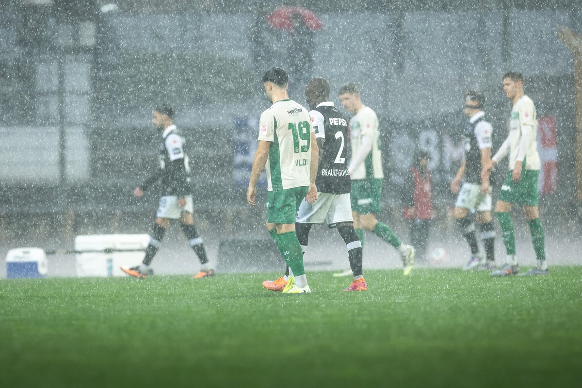 Match interrupted due to bad weather, during the Super League soccer match FC Lugano against FC FC St.Gallen, at the Cornaredo Stadium in Lugano, Sunday , 2 November, 2025. .(KEYSTONE / Ti-Press / Mas ...