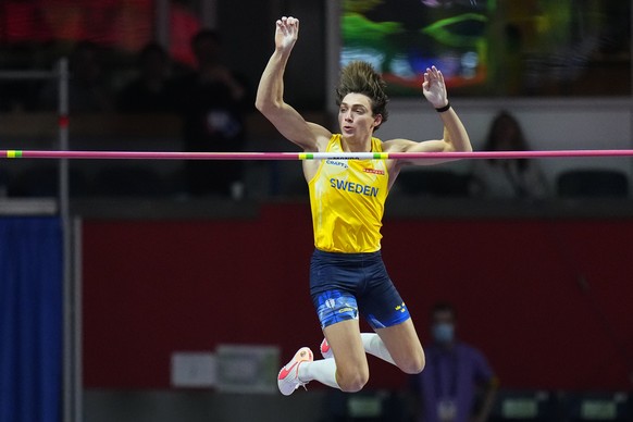 Armand Duplantis, of Sweden, clears the bar at 6.20 meters to set a new world record at the end of the Men&#039;s pole vault at the World Athletics Indoor Championships in Belgrade, Serbia, Sunday, Ma ...