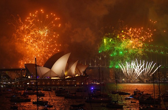 epa06410962 Fireworks explode over Sydney Harbour during New Year&#039;s Eve celebrations in Sydney, 31 December 2017. EPA/DAVID MOIR EDITORIAL USE ONLY AUSTRALIA AND NEW ZEALAND OUT NO ARCHIVING