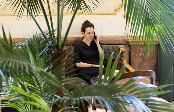 Gianna Luzio, Generalsekretaerin Die Mitte, telefoniert in der Wandelhalle, waehrend der Sommersession der Eidgenoessischen Raete, am Mittwoch, 14. Juni 2023, in Bern. (KEYSTONE/Peter Klaunzer)