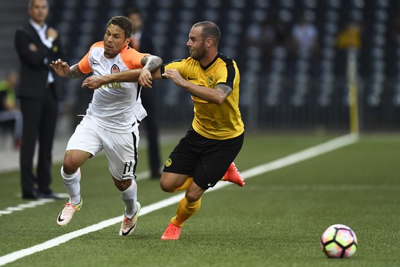 03.08.2016; Bern; Fussball Champions League 3. Qualifikationsrunde - BSC Young Boys - Schachtar Donezk; 
Marlos (Donetsk) gegen Jan Lecjaks (YB)
 (Urs Lindt/freshfocus)