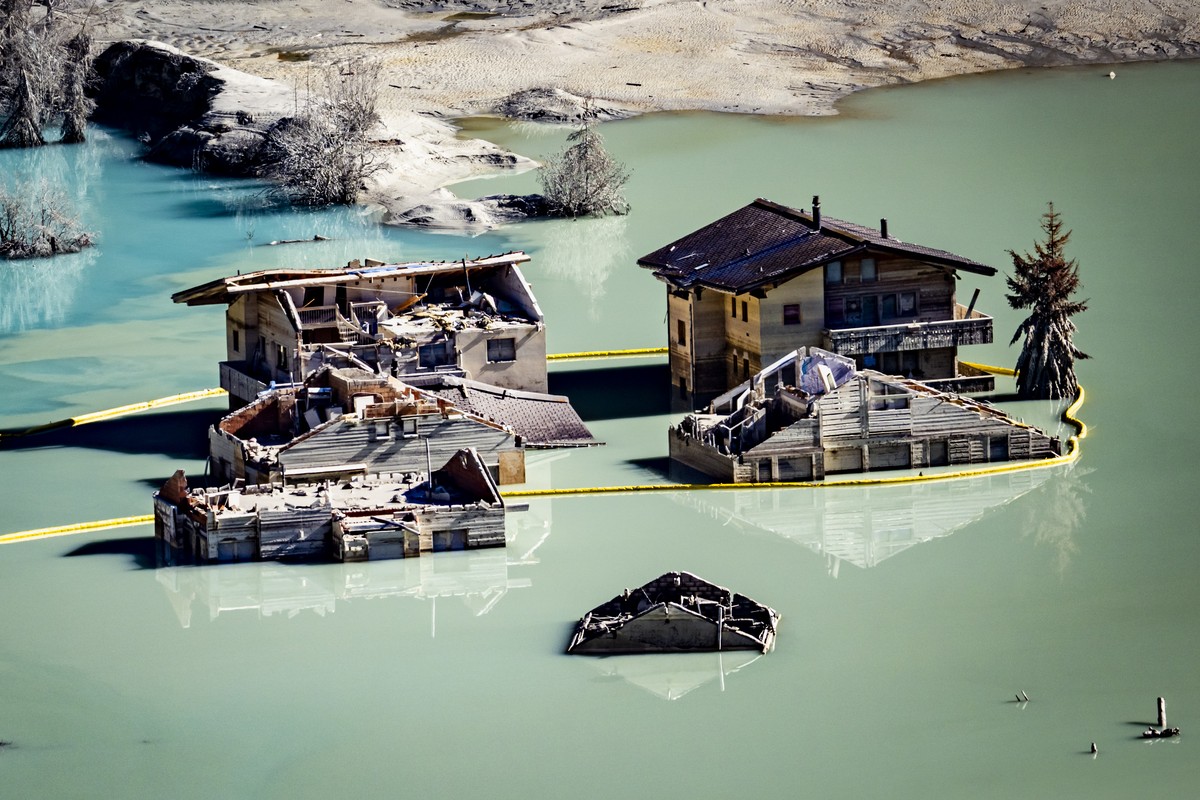 Une vue des maisons dans le lac de Blatten le samedi 11 octobre 2025 depuis le hameau de Weissenried dans le Loetschental. La Fondation Blatten organise une importante action de nettoyage ce samedi a  ...
