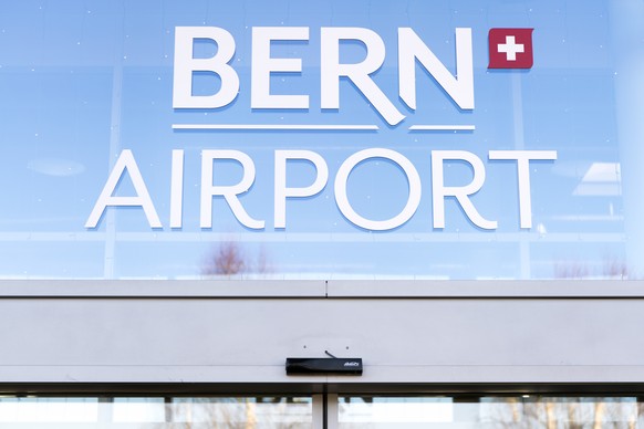 Das Logo des Flughafen Bern Belp fotografiert an der Zertifikatsuebergabe des BAZL am Flughafen Bern, am Dienstag, 5. Dezember 2017, in Belp. Die Europaeische Agentur fuer Flugsicherheit EASA regelt i ...
