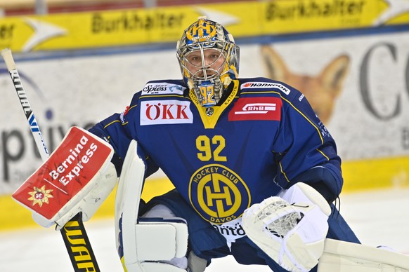 Der Davoser Torhueter Robert Mayer, im Eishockey-Qualifikationsspiel der National League zwischen dem HC Davos und dem EV Zug, am Samstag, 20. Februar 2021, im Eisstadion Davos in Davos. (KEYSTONE/Jue ...