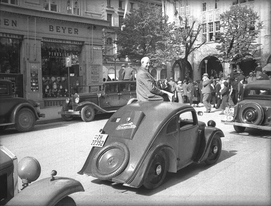 Josef Ganz auf dem Dach seines Standard Superiors an der Ecke Bärengasse/Bahnhofstrasse in Zürich (1936).<br data-editable="remove">