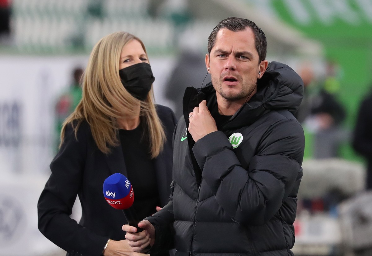 epa09541203 Wolfsburg's sports director Marcel Schaefer (R) reacts before the German Bundesliga soccer match between VfL Wolfsburg and SC Freiburg in Wolfsburg, northern Germany, 23 October 2021. ...