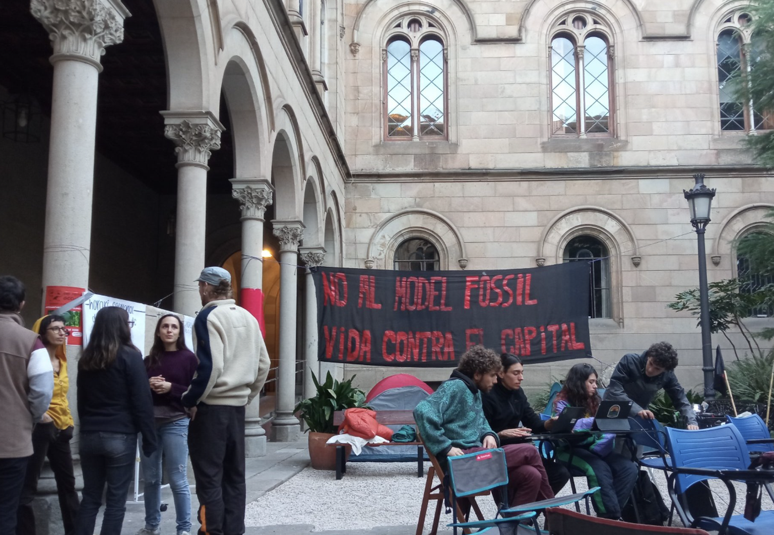 Die Besetzung der Universität in Barcelona, Spanien, im November 2022.