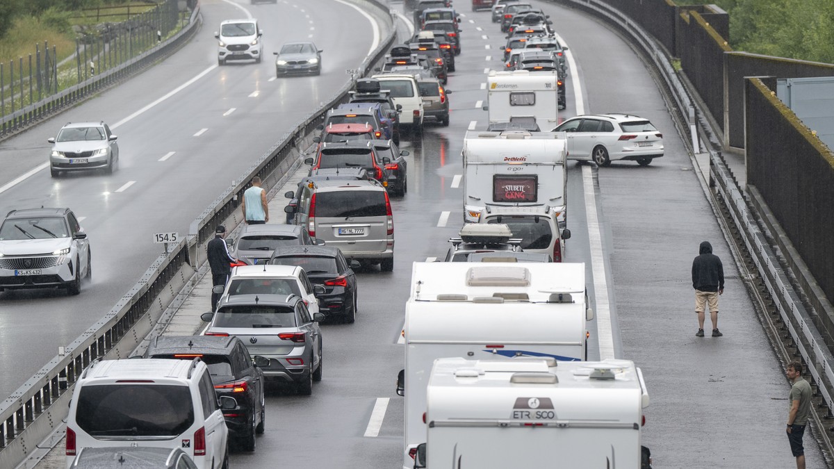 auch-am-sonntag-wieder-kilometerlange-staus-am-gotthard-nordportal