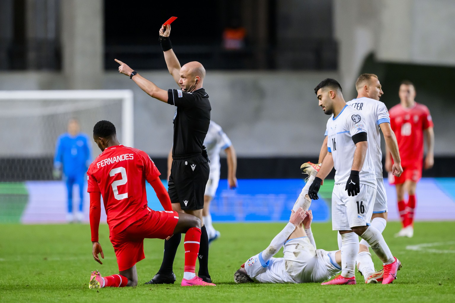 epa10977213 Referee Anthony Taylor gives a red card to Switzerland&#039;s Edimilson Fernandes (L) during the UEFA Euro 2024 qualifying group I soccer match between Israel and Switzerland at Pancho Are ...