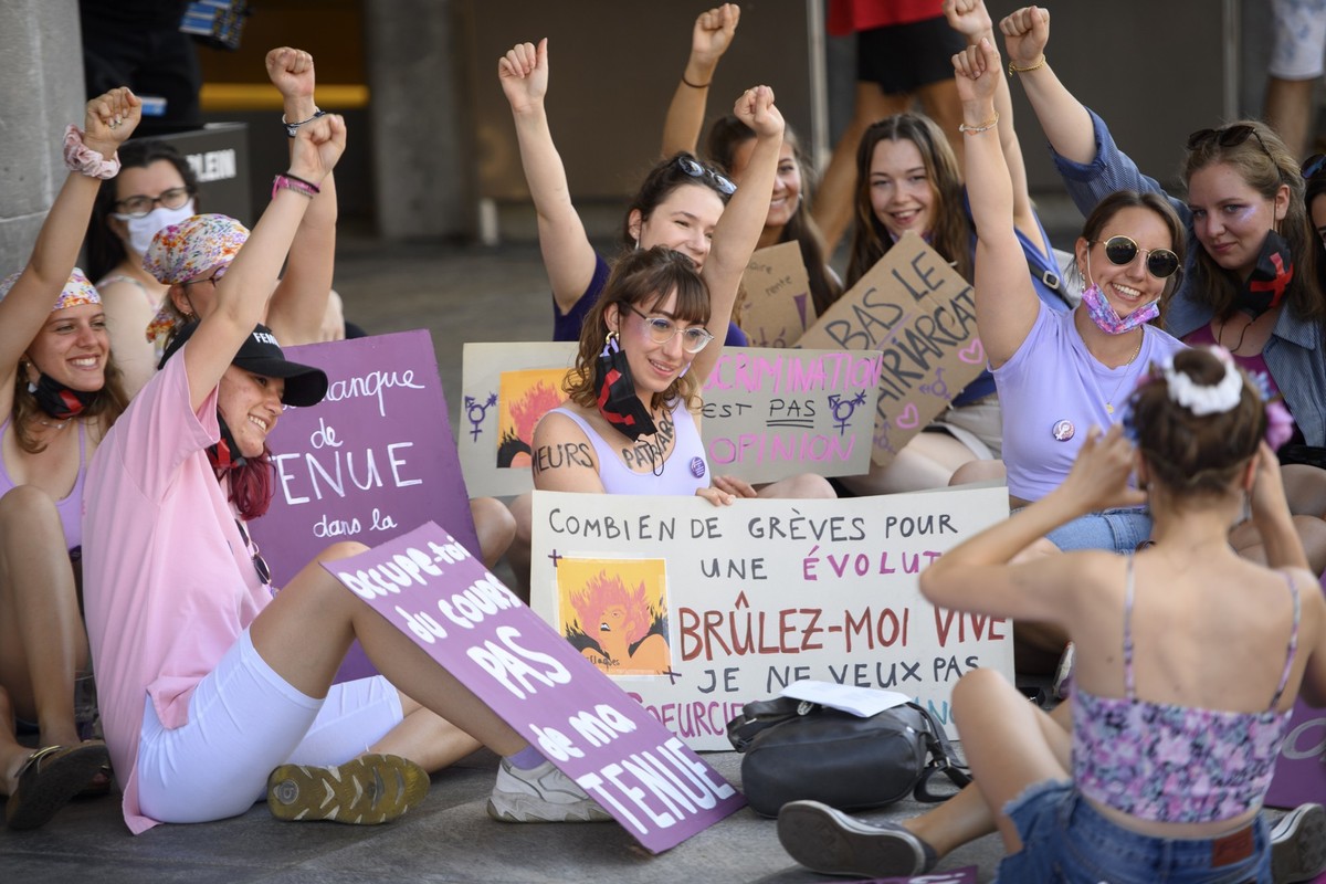 Des femmes du canton du Valais manifestent devant la gare CFF en effectuant un sit-in lors d'une action 15h19, heure symbolique a laquelle les femmes cessent d'etre remunerees par rapport au ...