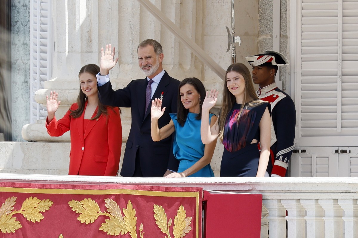 epa11421859 Spain's King Felipe VI (2-L), Queen Letizia, Crown Princess Leonor of Asturias (L) and Princess Sofia (R) are seen on balcony of the Royal Palace during the 10th anniversary of King F ...