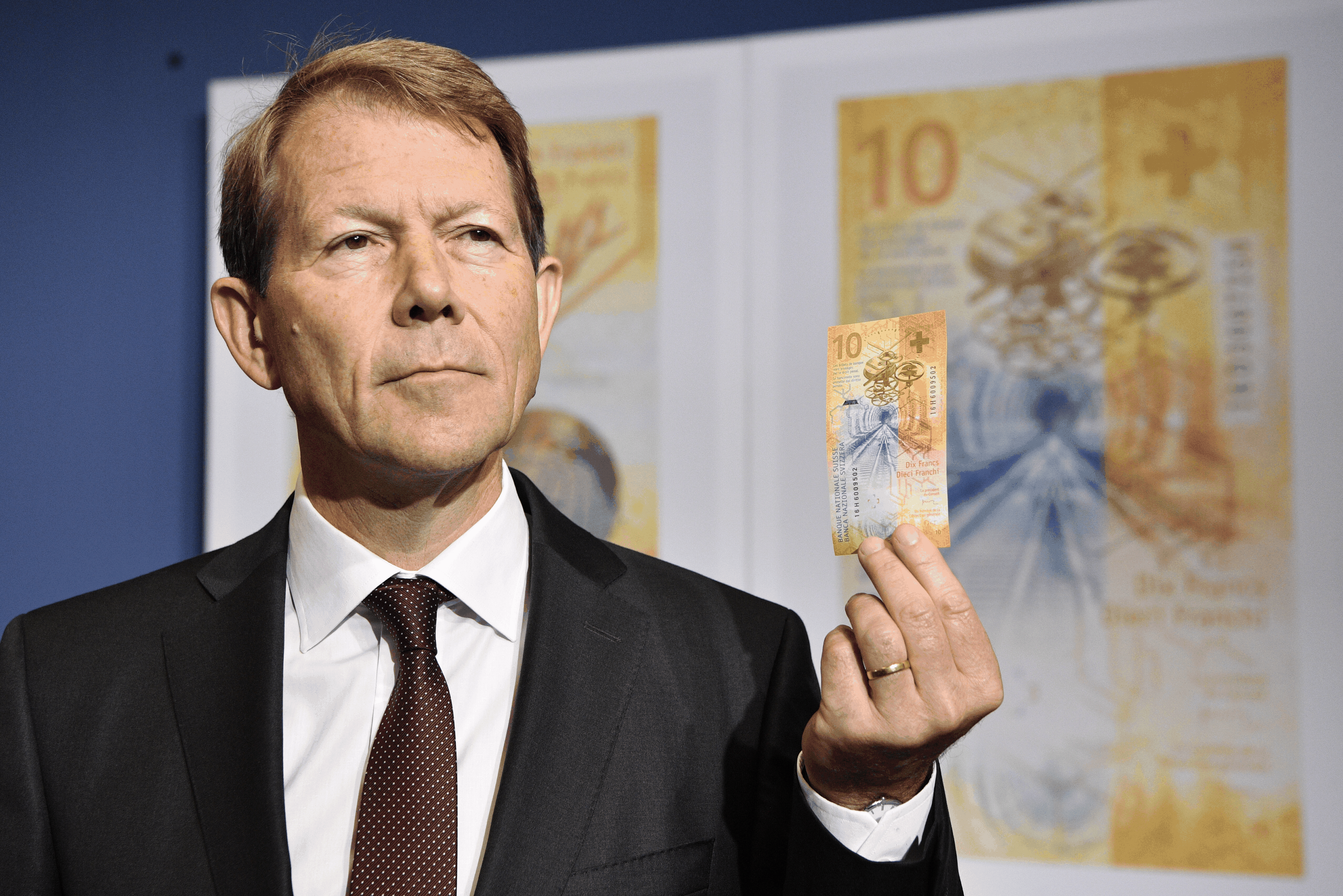 Fritz Zurbruegg, Vizepraesident des Direktoriums der SNB, praesentiert die neue Schweizer 10-Franken-Note der Schweizerischen Nationalbank an der Medienkonferenz in Bern, am Mittwoch, 11. Oktober 2017 ...