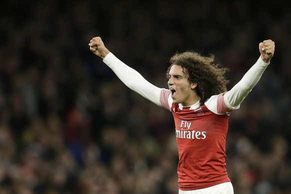 Arsenal&#039;s Matteo Guendouzi applauds fans at the end of the English Premier League soccer match between Arsenal and Tottenham Hotspur at the Emirates Stadium in London, Sunday Dec. 2, 2018. (AP Ph ...