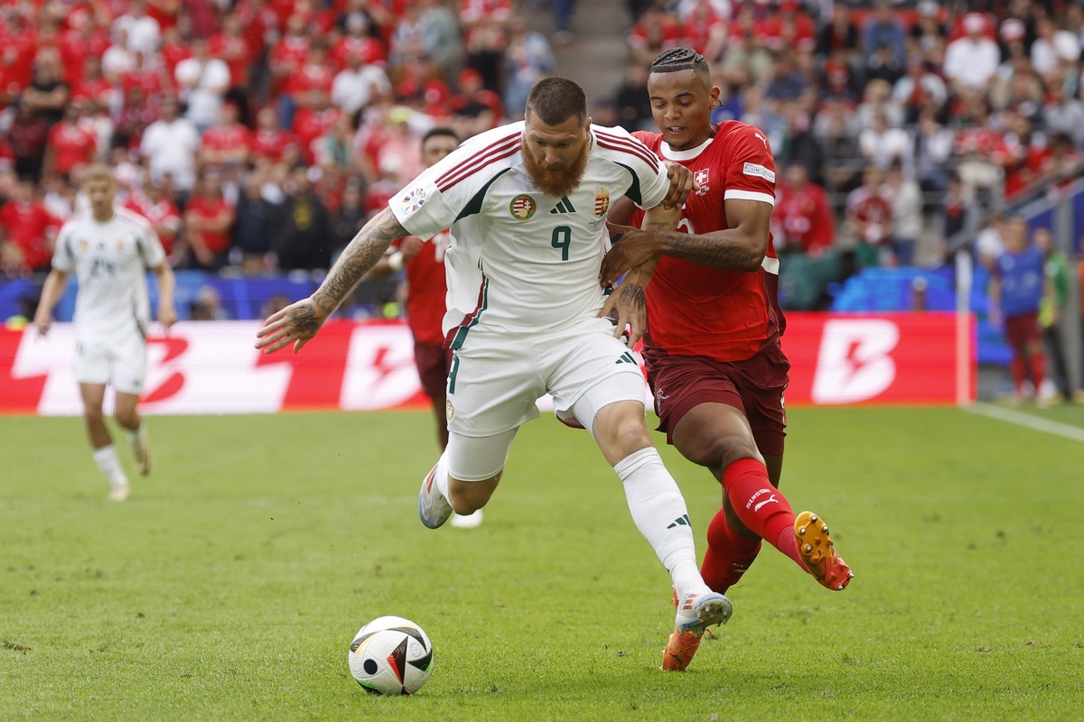 epa11412363 Manuel Akanji (R) of Switzerland in action against Martin Adam of Hungary during the UEFA EURO 2024 group A match between Hungary and Switzerland in Cologne, Germany, 15 June 2024. EPA/YOA ...