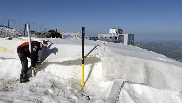 Die wichtigsten Schnee und Eisreserven werden mit Fliesmatten abgedeckt, um diese vor dem Wegschmelzen zu schuetzen, auf dem Titlis waehrend eines heissen Sommertags am Mittwoch, 22. Juli 2015, auf de ...