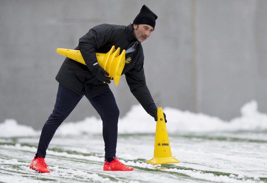 04.01.2016; Schaffhausen; Fussball Challenge League - Murat Yakin, Trainer FC Schaffhausen, waehrend des Trainings im neuen Lipo Park
(Steffen Schmidt/freshfocus)