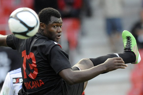 Le neuchatelois Vincent Bikana saute avec le ballon lors de la rencontre de football de Super League entre le FC Neuchatel Xamax et FC Lausanne Sport, LS, ce samedi 27 aout 2011 au Stade de la Maladie ...