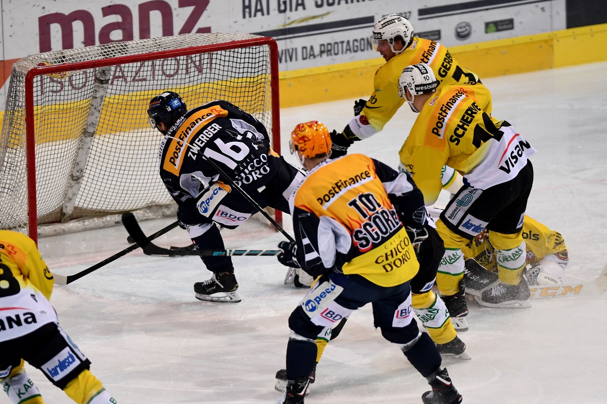 Ambri's player Dominic Zwerger scores the 1-0 goal, during the preliminary round game of National League Swiss Championship 2018/19 between HC Ambri Piotta and SC Bern, at the Valascia stadium in ...