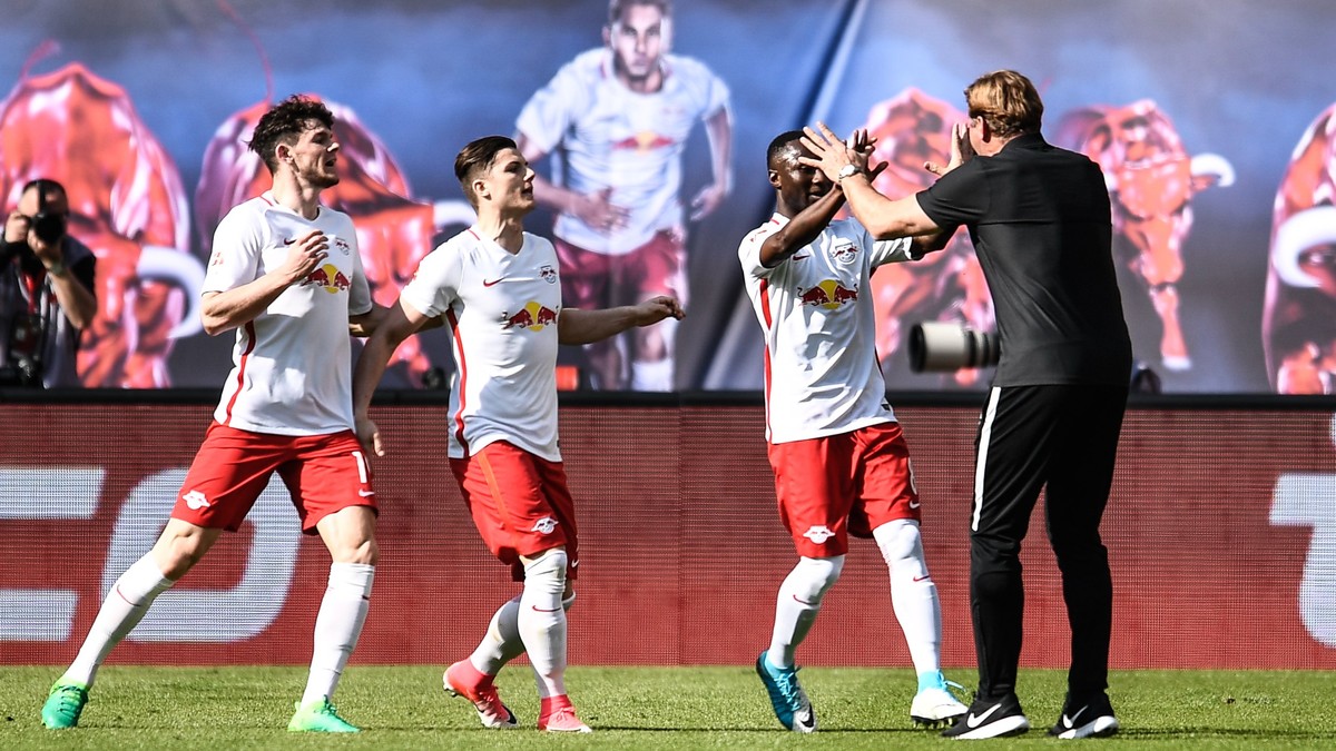 epa05882634 Leipzig head coach Ralph Hassenhuettl (R) and Leipzig's Naby Keita celebrate the opening goal during the German Bundesliga soccer match between RB Leipzig and SV Darmstadt 98 in Leipz ...