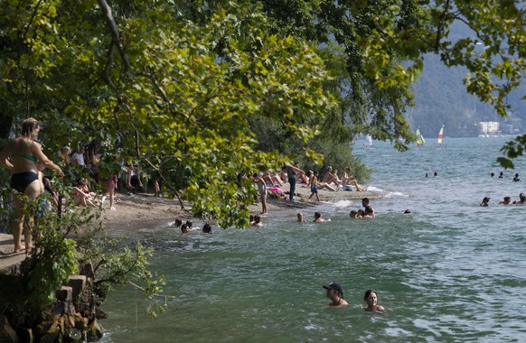 Badende suchen an diesem Hitzetag mit Temperaturen von ueber 30 Grad Abkuehlung im Luganersee am Mittwoch, 29. Juli 2020 bei Lugano. (KEYSTONE/Ti-Press/Davide Agosta)