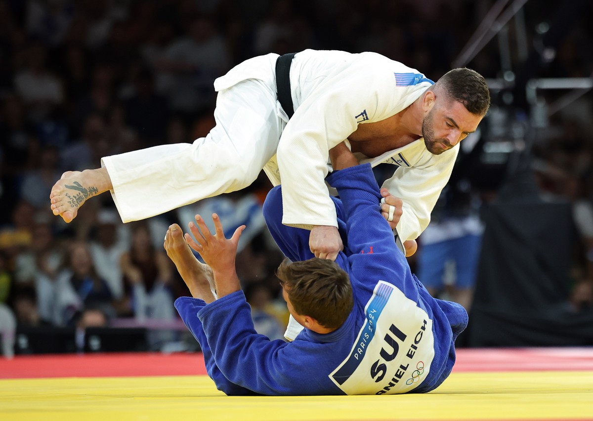 epa11516053 Peter Paltchik of Israel (white) and Daniel Eich of Switzerland fight during the Men -100kg bronze medal bout of the Judo competitions in the Paris 2024 Olympic Games, at the Champs-de-Mar ...