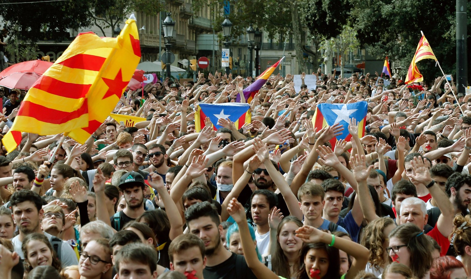 epa06240006 Some 15,000 students take part in a protest against Spanish police forces&#039; actions during the &#039;1-O Referendum&#039; held the previous day, in Barcelona, Spain, 02 October 2017. C ...