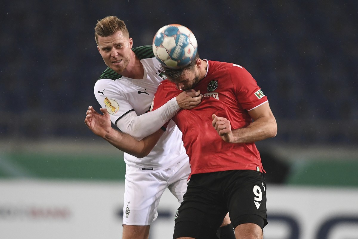 Monchengladbach's Nico Elvedi, left, and Hannover's Hendrik Weydandt battle for the ball during the German Soccer Cup round of 16 between Hannover 96 and Borussia Monchengladbach at the HDI  ...