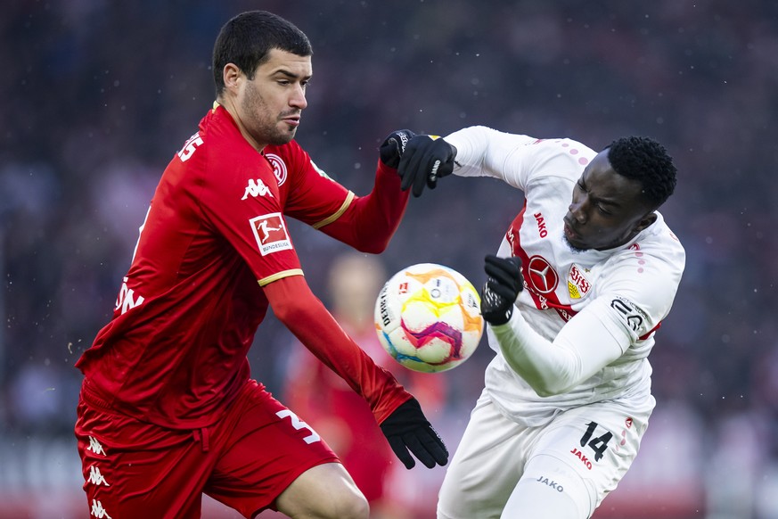 21.01.2023, Baden-W�rttemberg, Stuttgart: Fu�ball: Bundesliga, VfB Stuttgart - FSV Mainz 05, 16. Spieltag, Mercedes-Benz-Arena. Mainz 05 Aaron Martin (l) in Aktion gegen Stuttgarts Silas Katompa Mvump ...