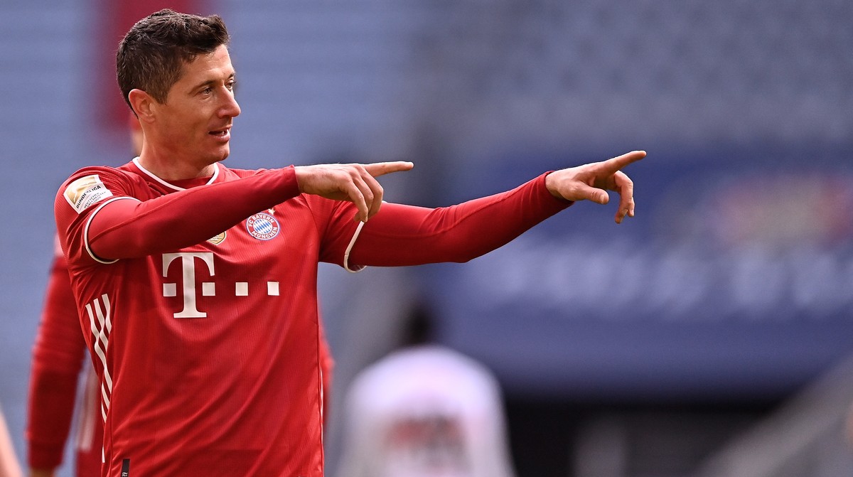 epa09086022 Bayern's Robert Lewandowski celebrates after scoring the 3-0 lead during the German Bundesliga soccer match between FC Bayern Muenchen and VfB Stuttgart in Munich, Germany, 20 March 2 ...
