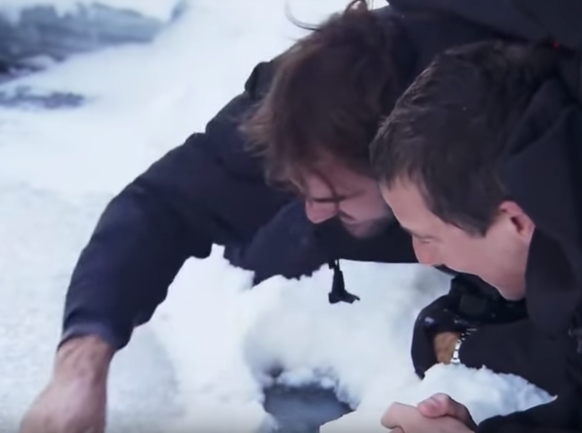 Anschauen, bevor YouTube es sperrt: Roger Federer mit Bear Grylls in der Wildnis
Dieser Moment, wenn du mit blossen Händen einen (toten) Fisch aus dem Wasser holst ... 😂