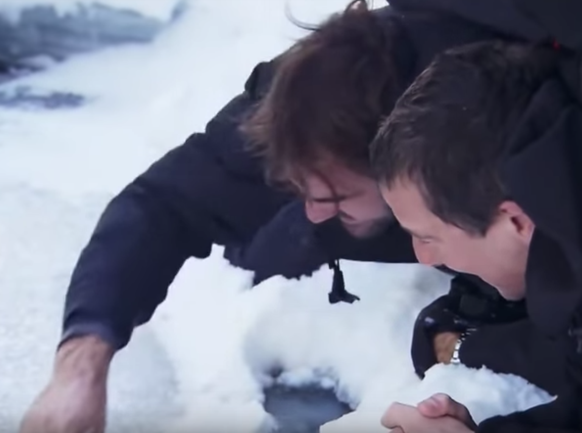 Anschauen, bevor YouTube es sperrt: Roger Federer mit Bear Grylls in der Wildnis
Dieser Moment, wenn du mit blossen HÃ¤nden einen (toten) Fisch aus dem Wasser holst ... ð