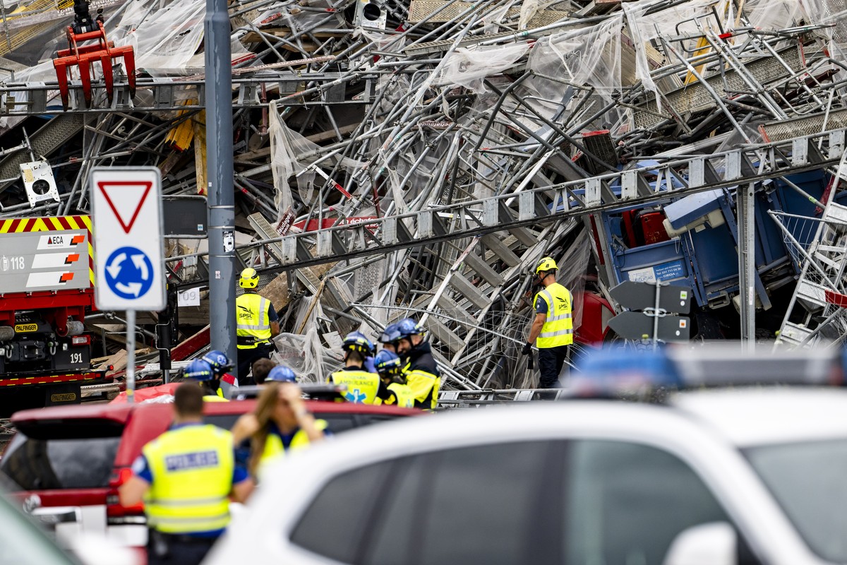 Les services de secours travaillent suite a l'effondrement d'un echafaudage de la tour en bois Malley Phare le vendredi 12 juillet 2024 a Prilly pres de Lausanne. Plusieurs personnes ont ete ...