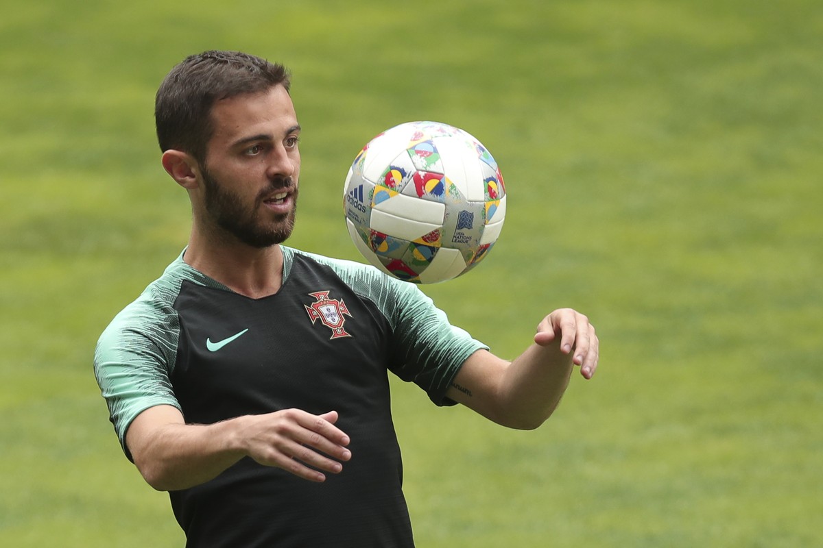 ARCHIV - ZU DEN TEAMS DER GRUPPE F AN DER UEFA EURO 2020 FUSSBALL EUROPAMEISTERSCHAFT STELLEN WIR IHNEN FOLGENDES BILDMATERIAL ZUR VERFUEGUNG � Portugal's Bernardo Silva controls the ball during  ...