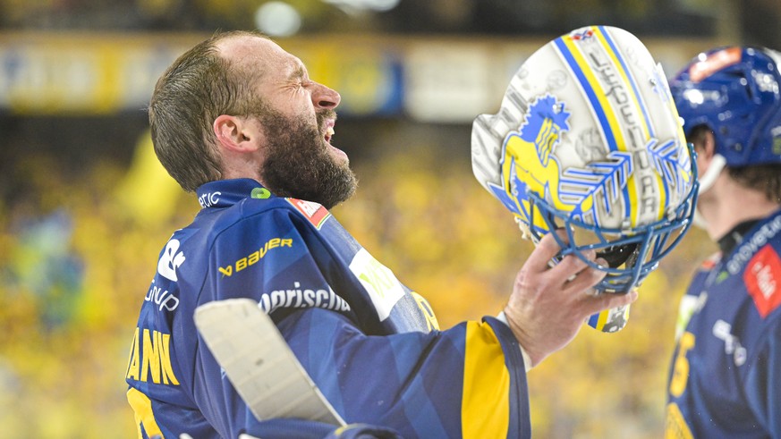 Torhueter Sandro Aeschlimann (HCD) mit schmerzverzerrtem Gesicht beim ersten Eishockey Playoff Halbfinalspiel der National League zwischen HC Davos (HCD) und ZSC Lions (ZSC), am Samstag, 4. April 2026 ...